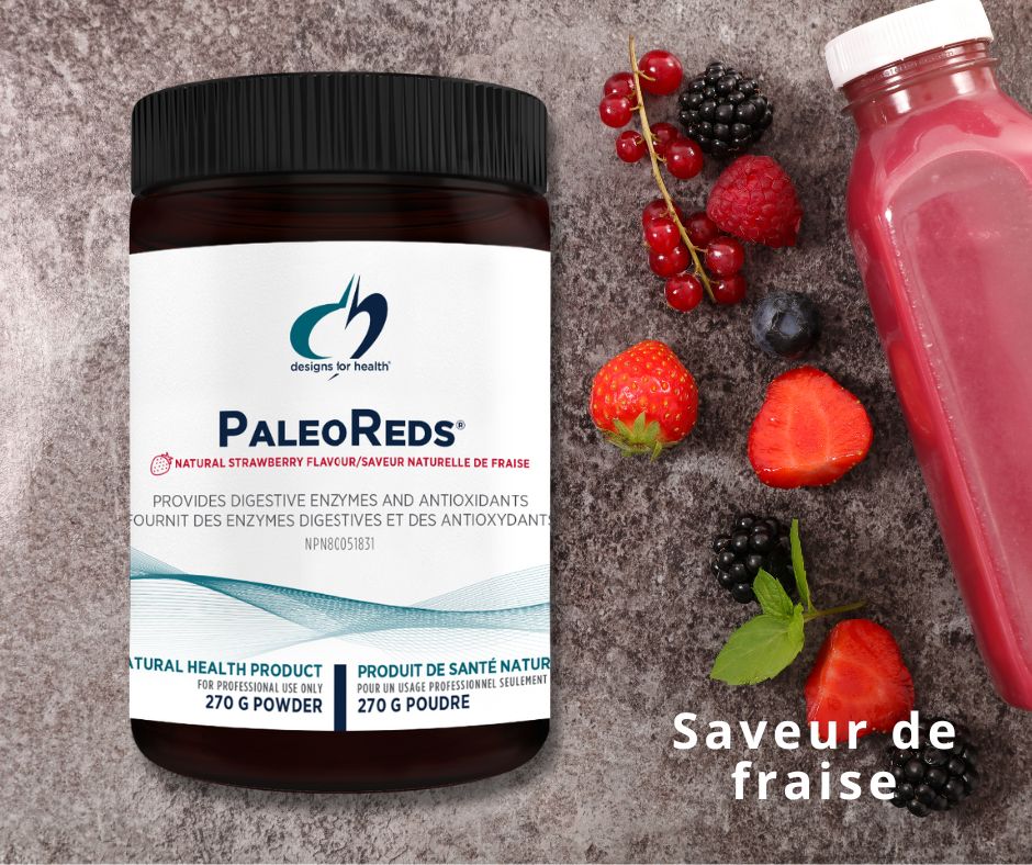 Paleo Reds avec une bouteille de smoothies aux fraises